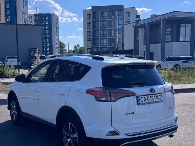 Toyota RAV4 - фото 3