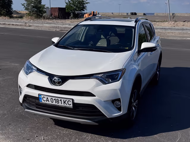 Toyota RAV4 - фото 1