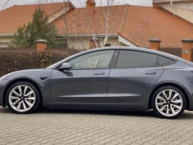 Tesla Model 3 - фото 4