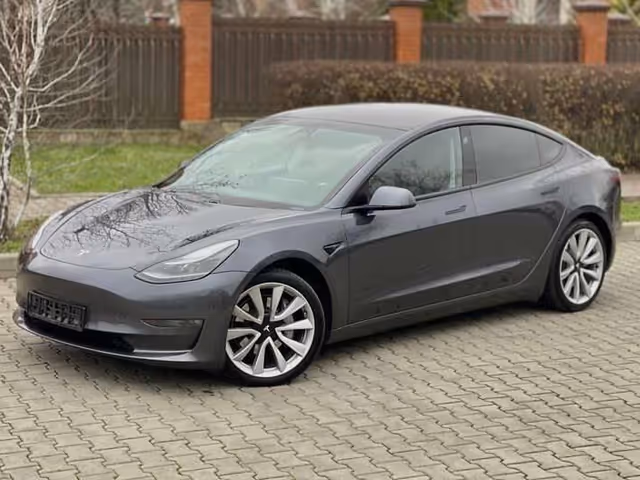 Tesla Model 3 - фото 1
