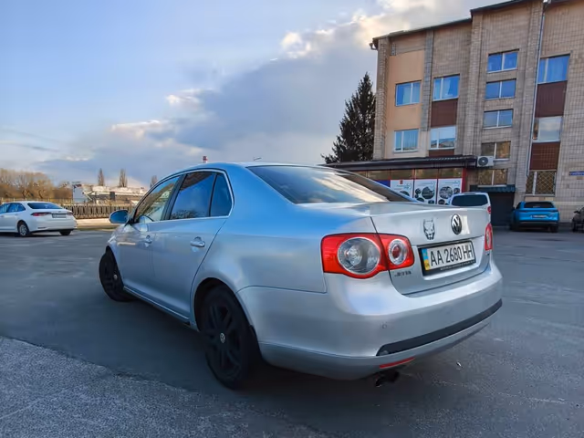 Volkswagen Jetta - фото 2