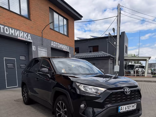Toyota RAV4 - фото 1