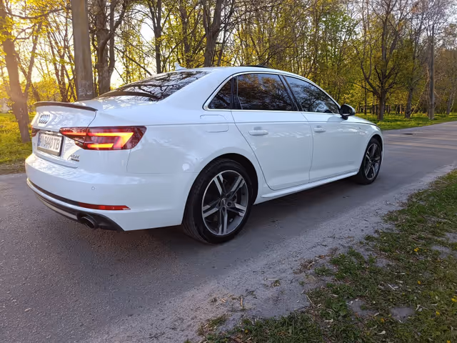 Audi A4 - фото 4