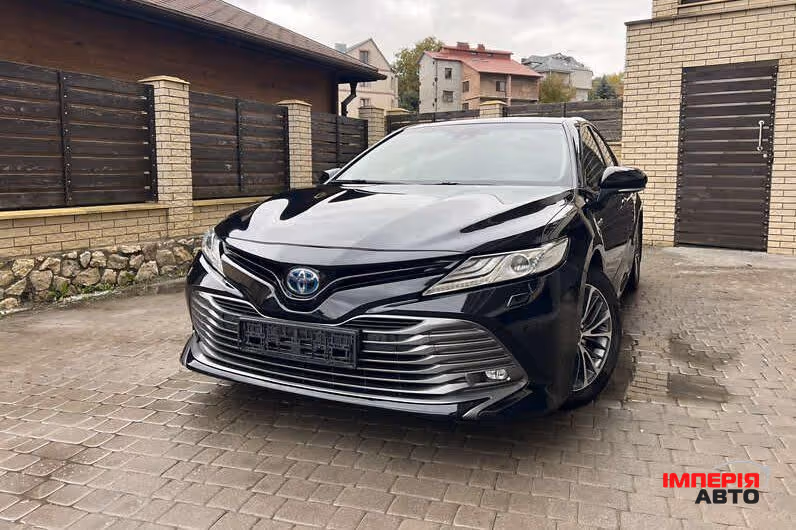 Toyota Camry - фото 1