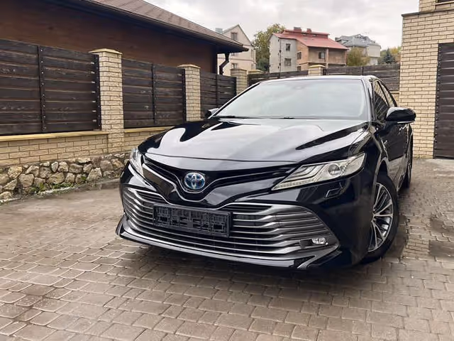 Toyota Camry - фото 1