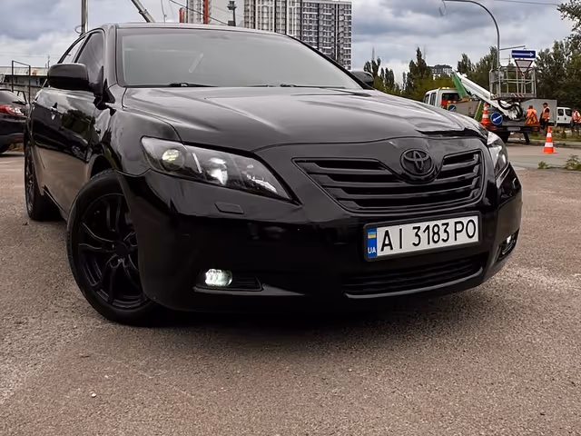 Toyota Camry - фото 1