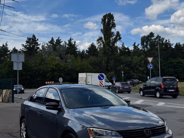 Volkswagen Jetta - фото 1