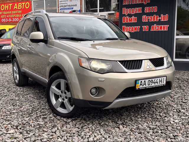 Mitsubishi Outlander - фото 1