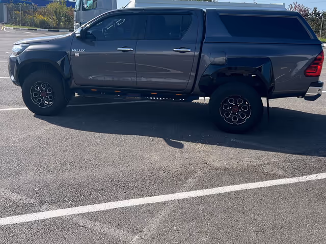 Toyota Hilux - фото 3