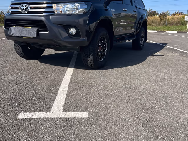 Toyota Hilux - фото 1
