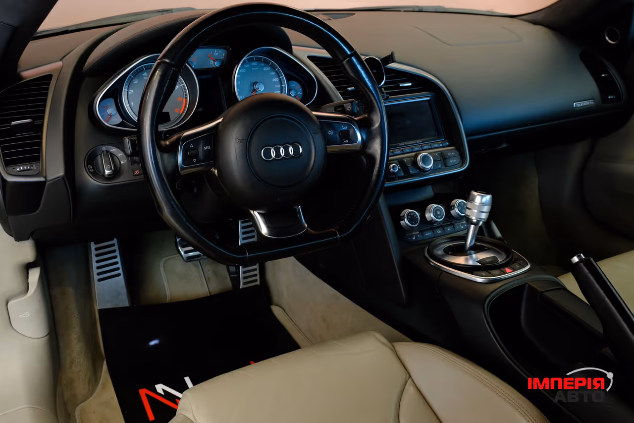 Audi R8 - фото 7