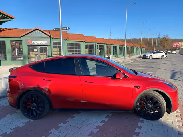 Tesla Model Y - фото 3