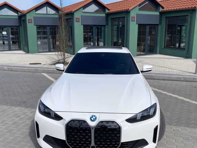 BMW i4 - фото 1