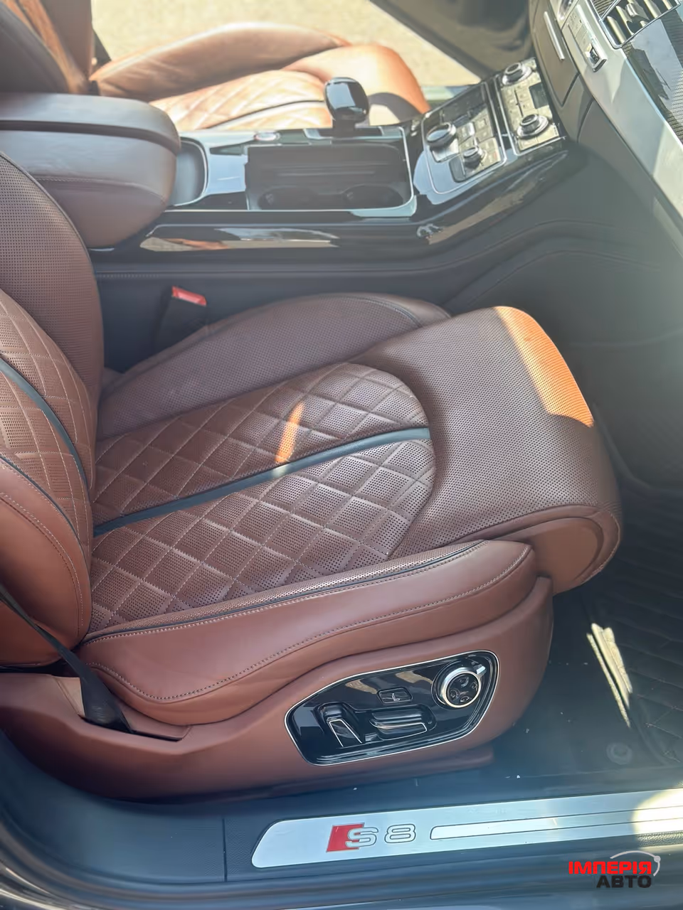 Audi S8 - фото 9