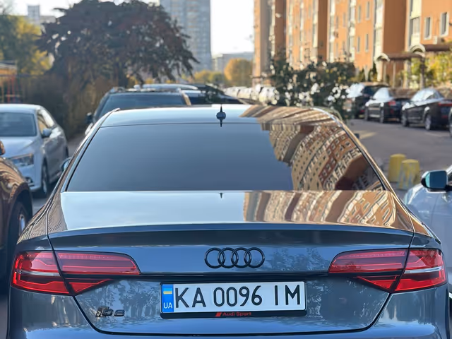 Audi S8 - фото 2