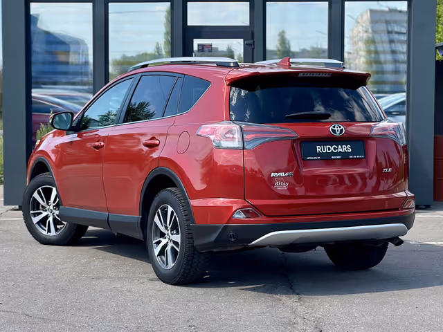 Toyota RAV4 - фото 4