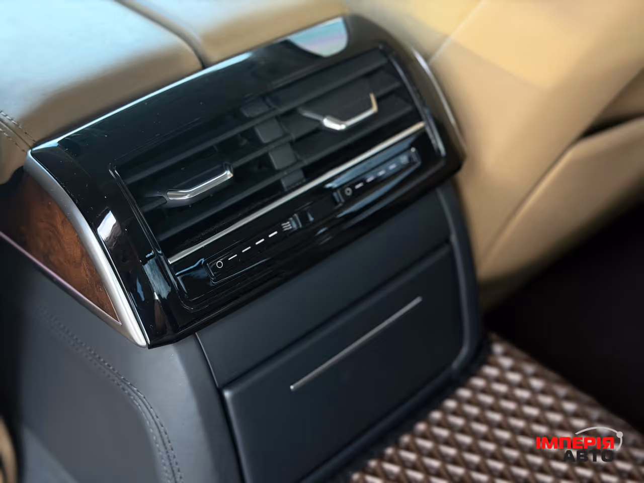 Audi A8 - фото 11
