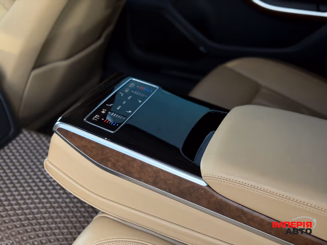Audi A8 - фото 9