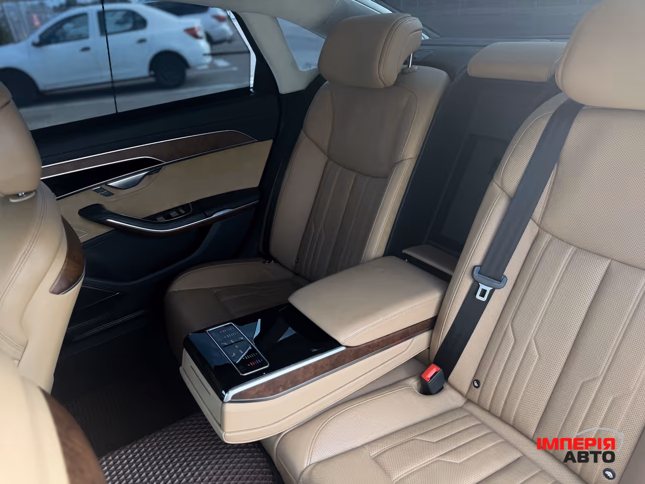 Audi A8 - фото 12