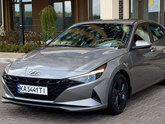 Hyundai Elantra - фото 1