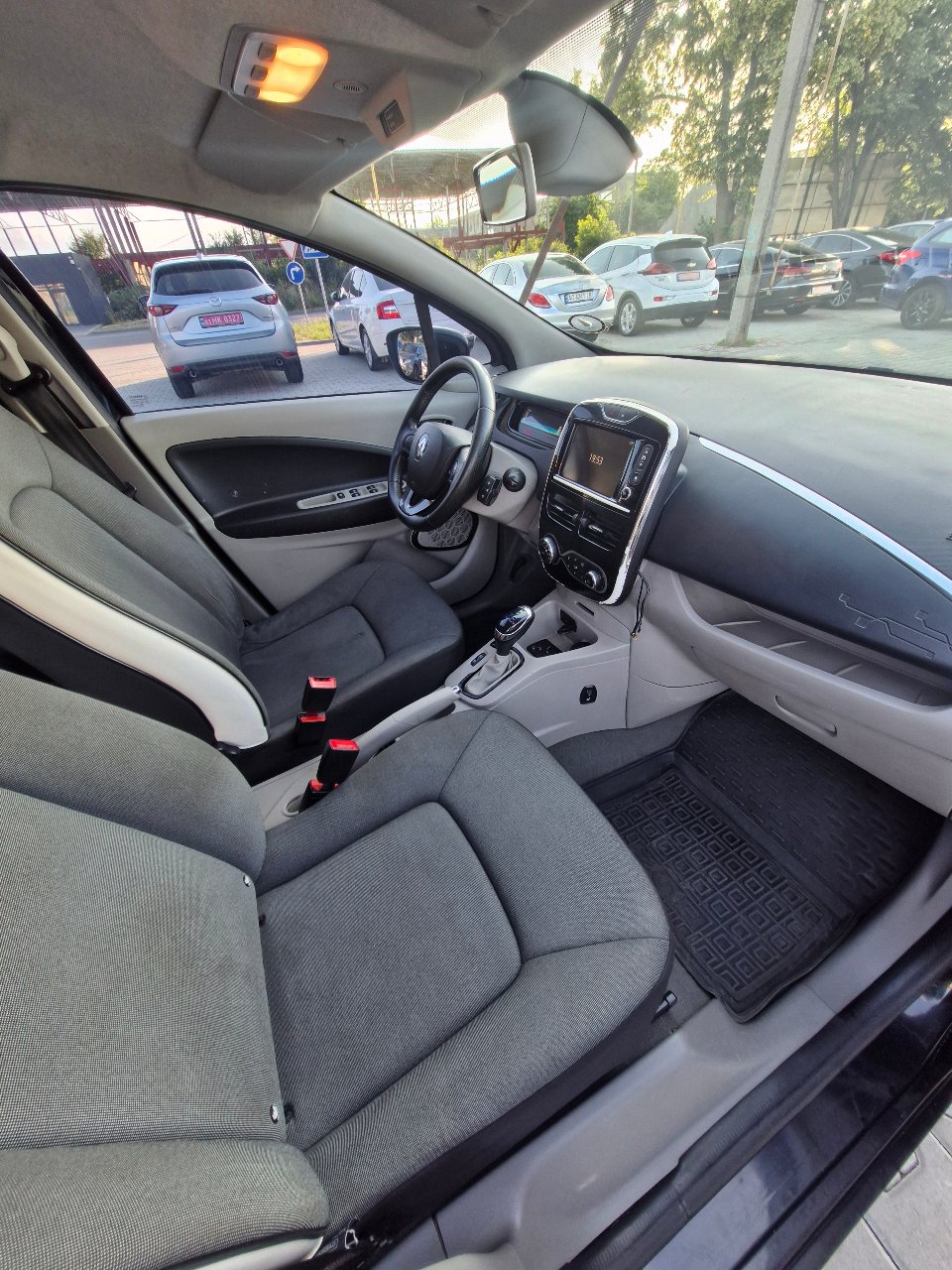 Renault ZOE - фото 9