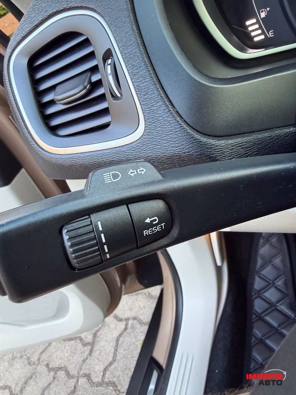 Volvo V40 Cross Country - фото 15