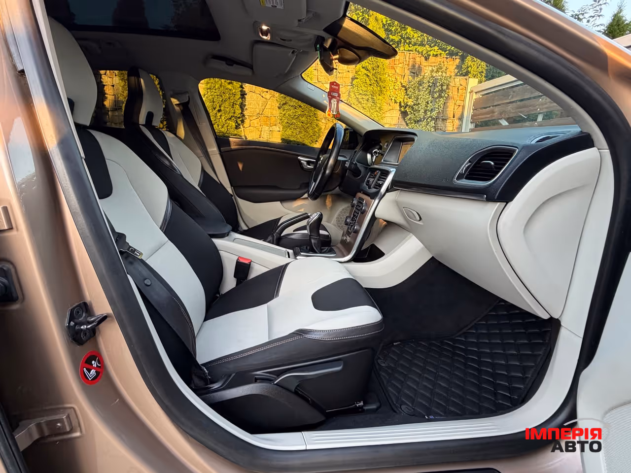 Volvo V40 Cross Country - фото 28