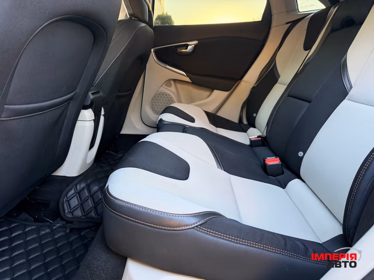 Volvo V40 Cross Country - фото 35