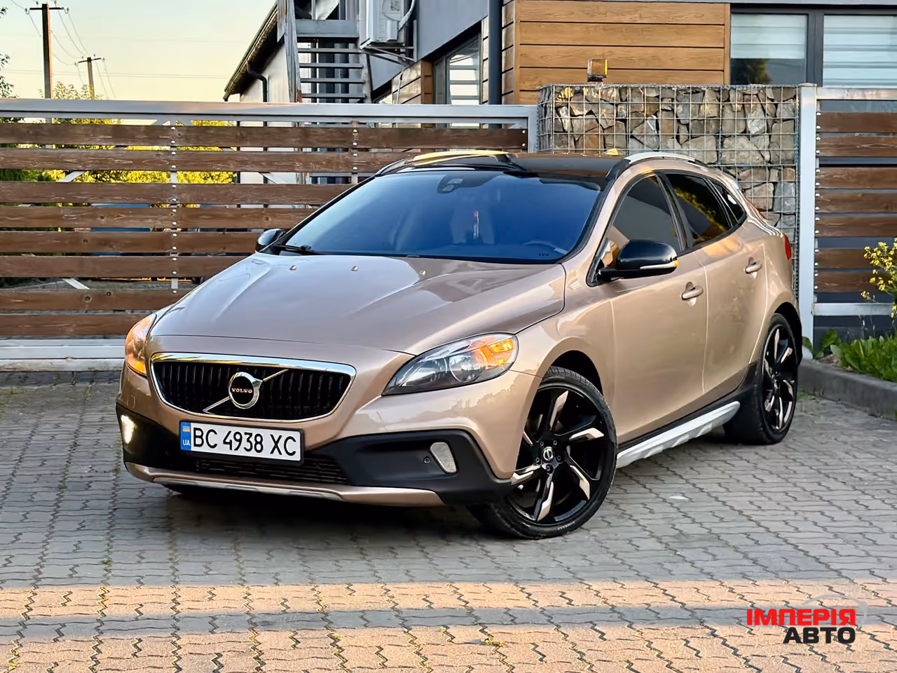 Volvo V40 Cross Country - фото 6