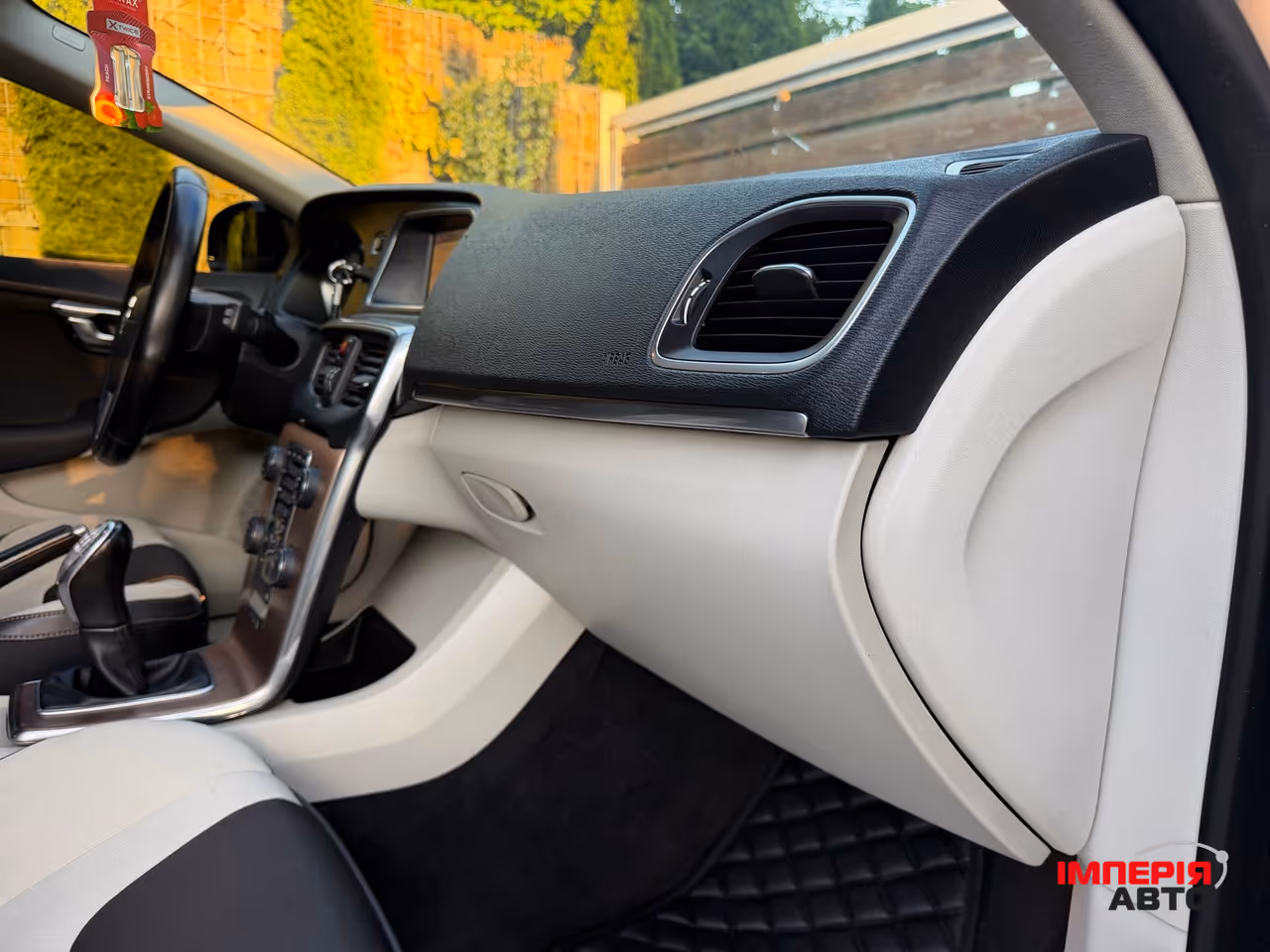 Volvo V40 Cross Country - фото 31
