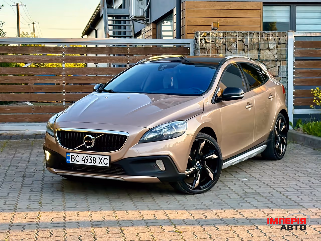 Volvo V40 Cross Country - фото 5