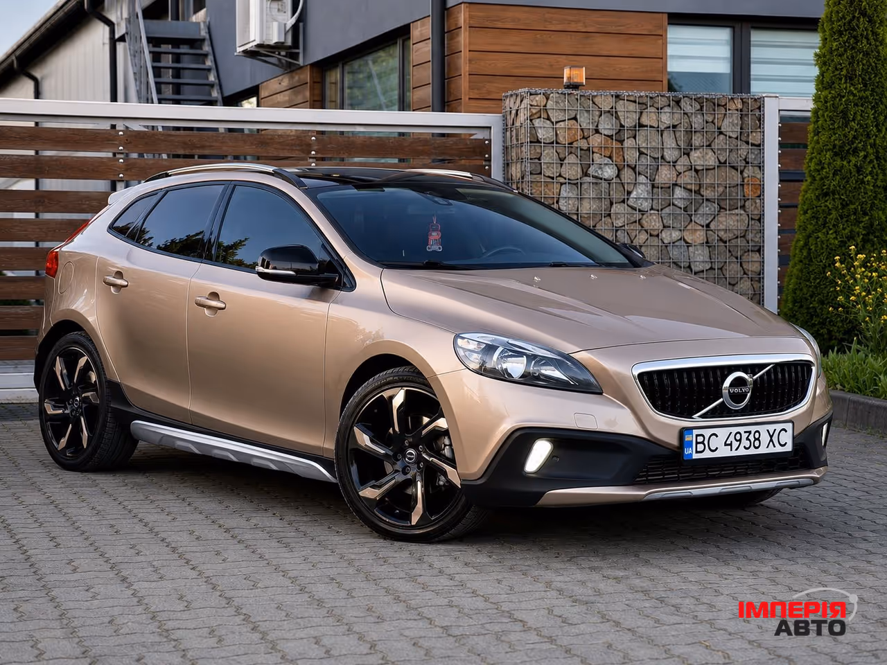 Volvo V40 Cross Country - фото 10