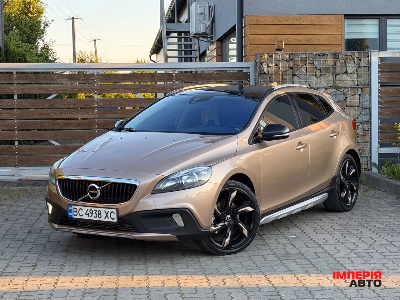 Volvo V40 Cross Country - фото 1