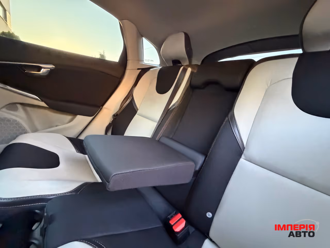 Volvo V40 Cross Country - фото 42