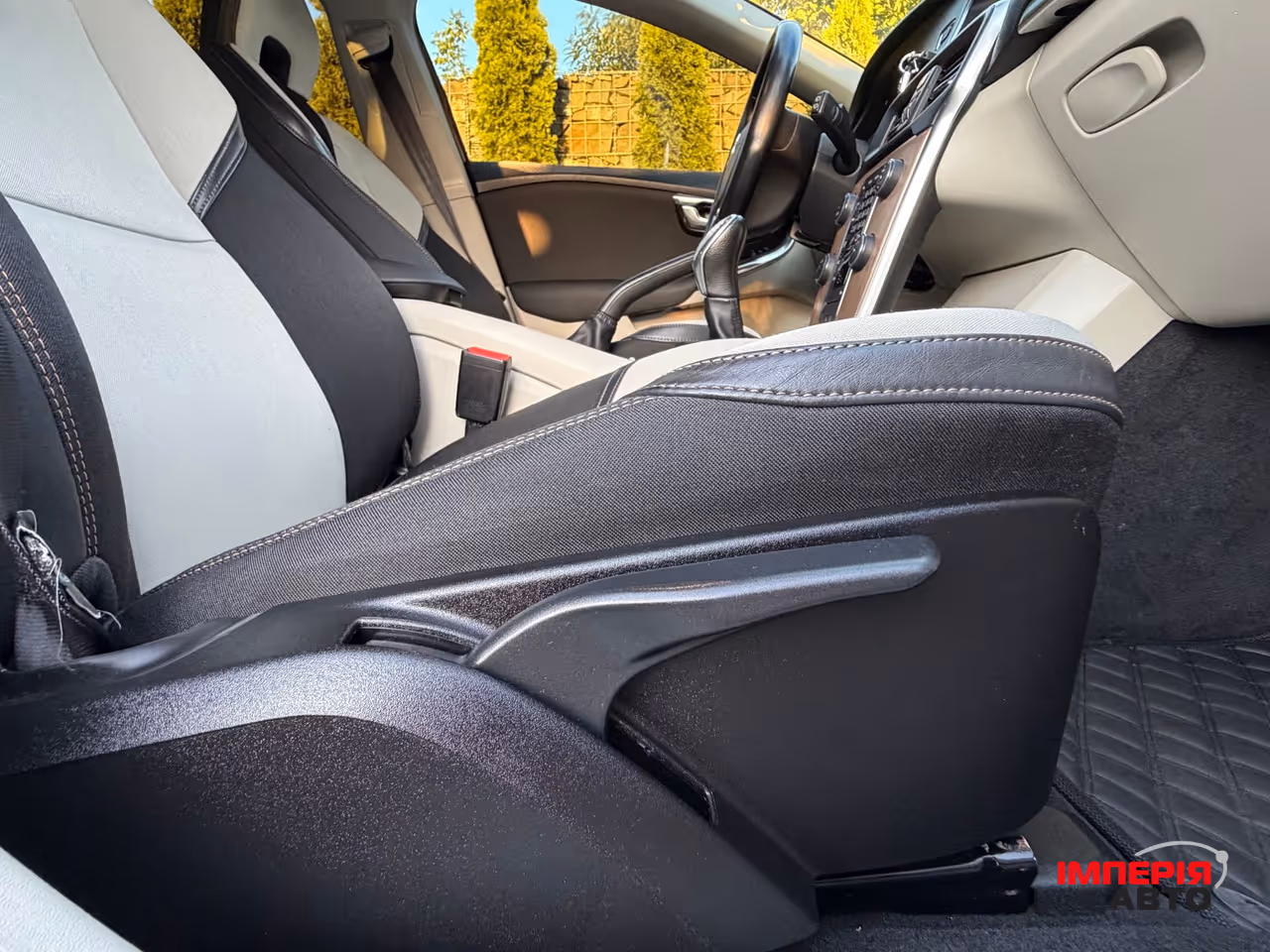 Volvo V40 Cross Country - фото 22