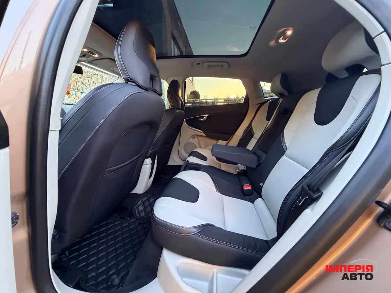 Volvo V40 Cross Country - фото 37