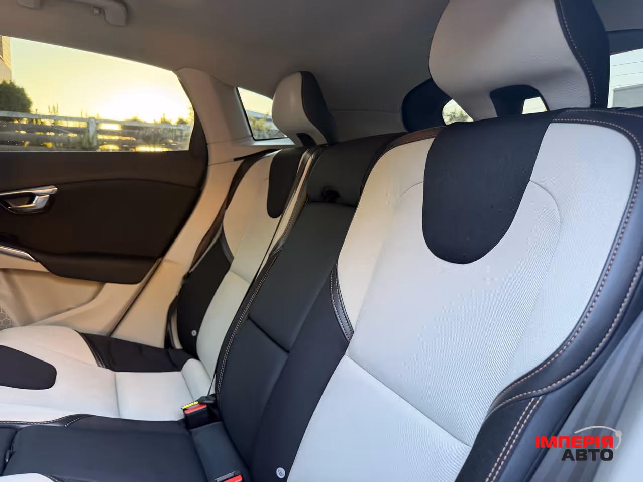 Volvo V40 Cross Country - фото 36