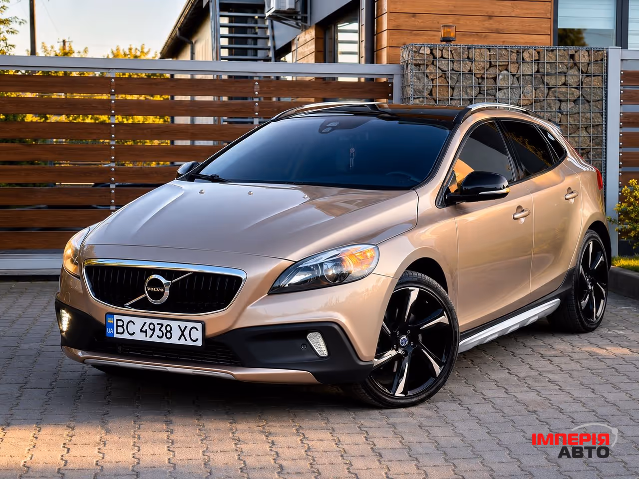 Volvo V40 Cross Country - фото 9