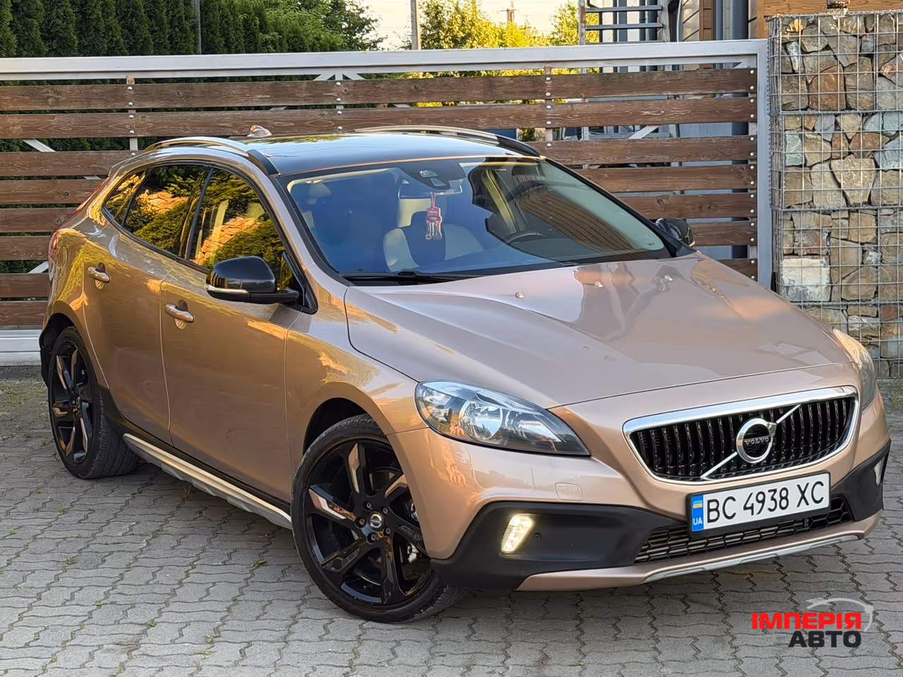 Volvo V40 Cross Country - фото 97
