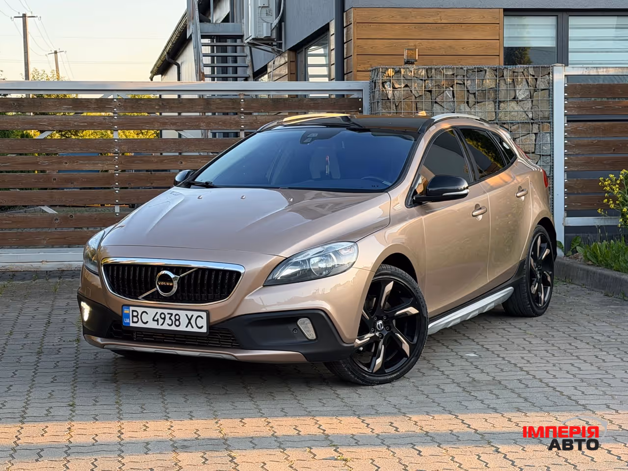 Volvo V40 Cross Country - фото 4
