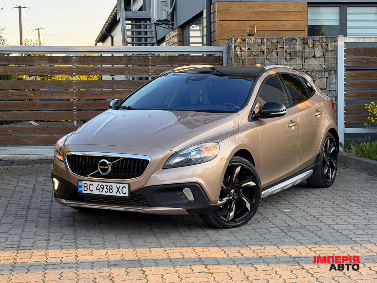 Volvo V40 Cross Country - фото 3