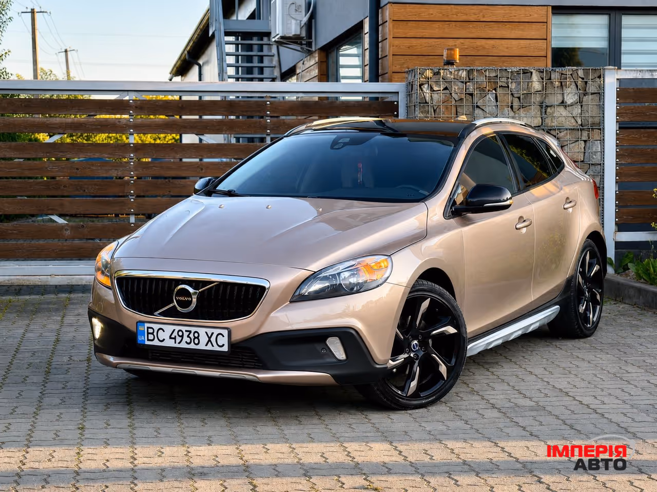 Volvo V40 Cross Country - фото 8