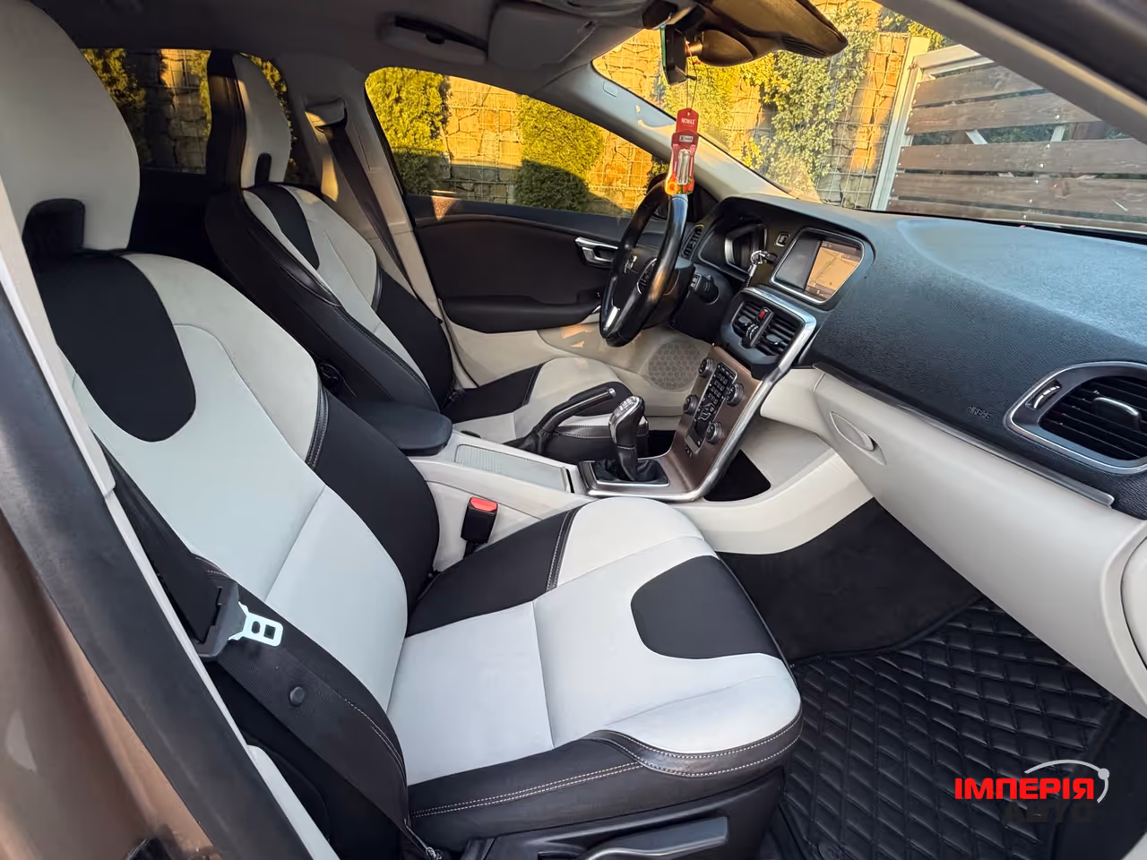 Volvo V40 Cross Country - фото 29