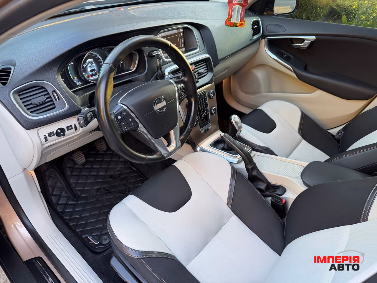 Volvo V40 Cross Country - фото 50