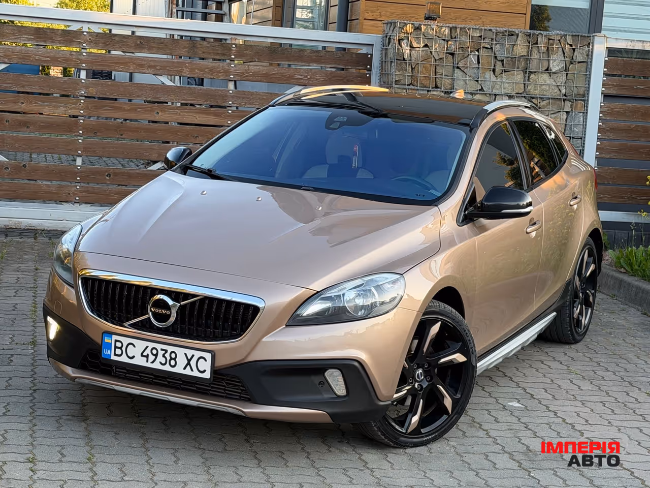 Volvo V40 Cross Country - фото 7