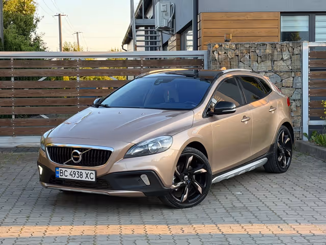 Volvo V40 Cross Country - фото 1