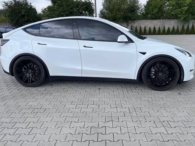 Tesla Model Y - фото 4