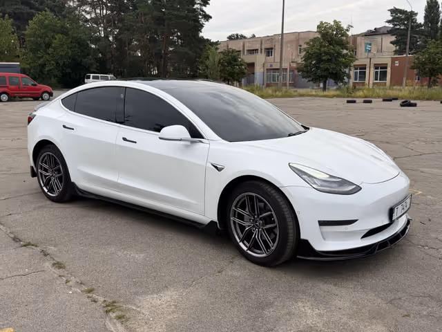 Tesla Model 3 - фото 4