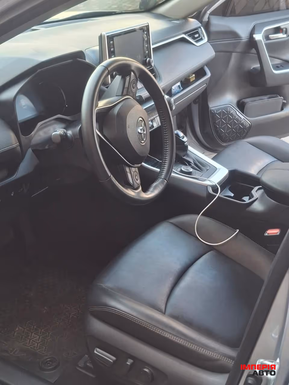 Toyota RAV4 - фото 8