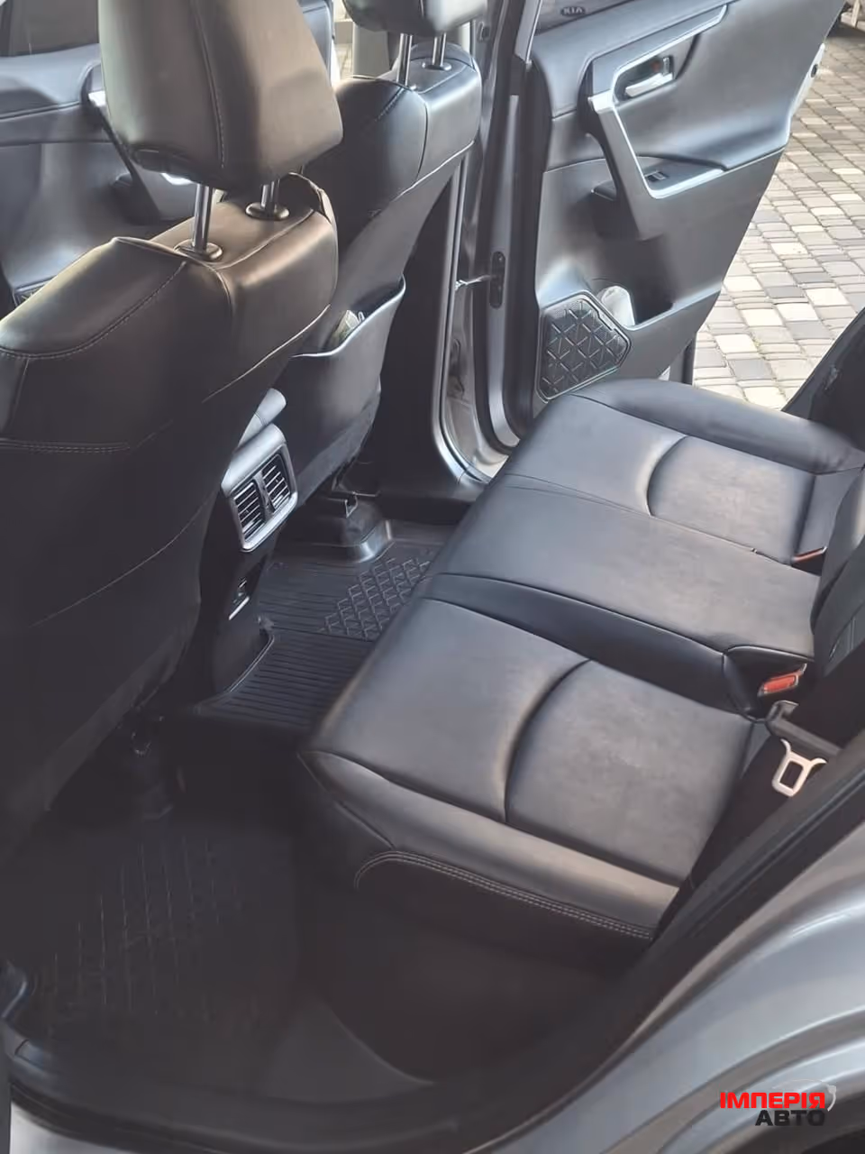 Toyota RAV4 - фото 7